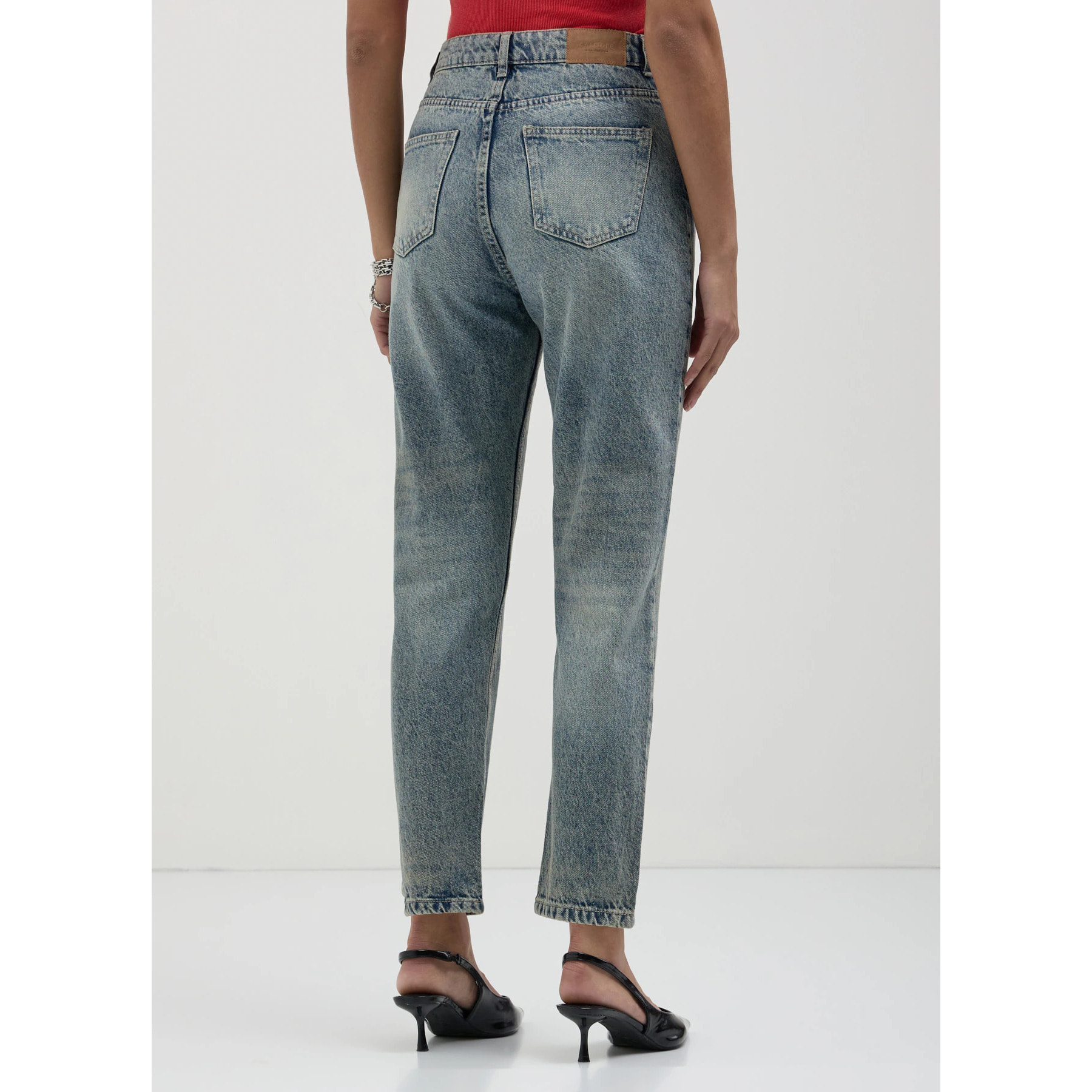 Jeans mom fit effetto sabbiato