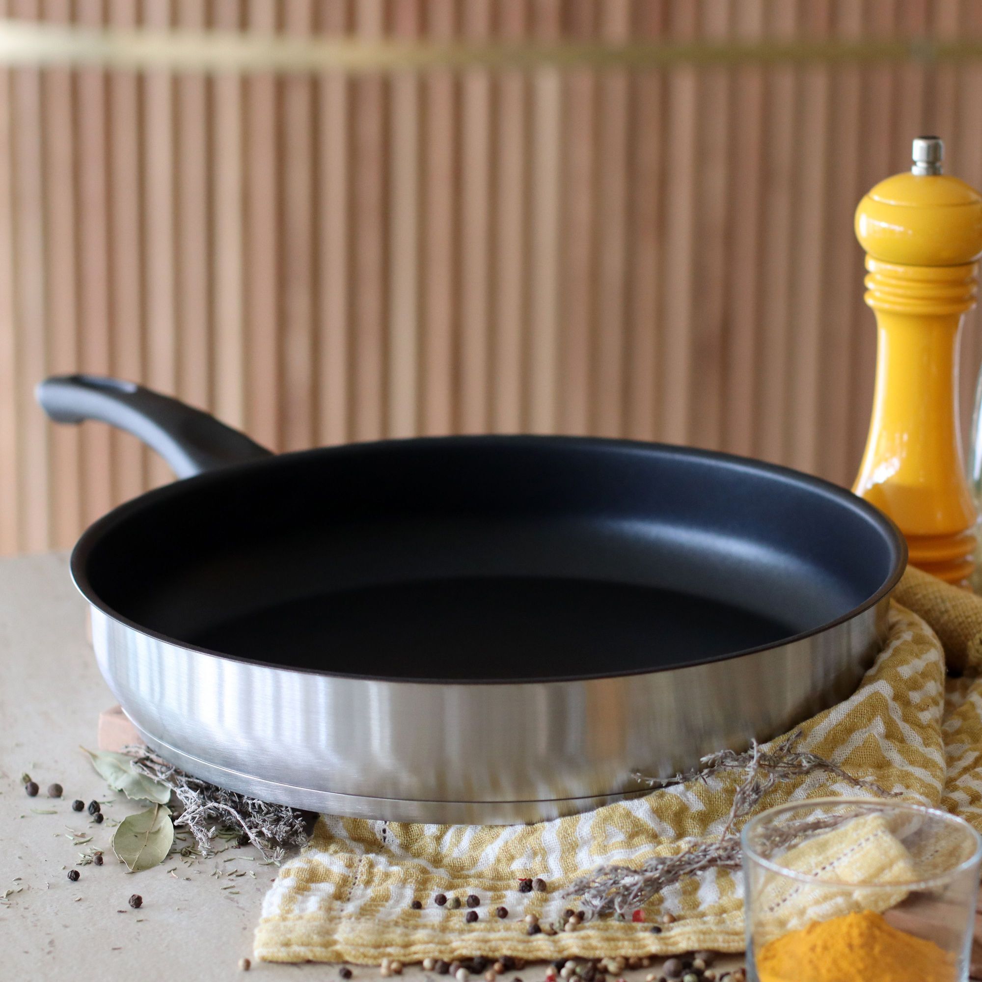 Sauteuse en acier inoxydable 24cm - tous feux  FIRST