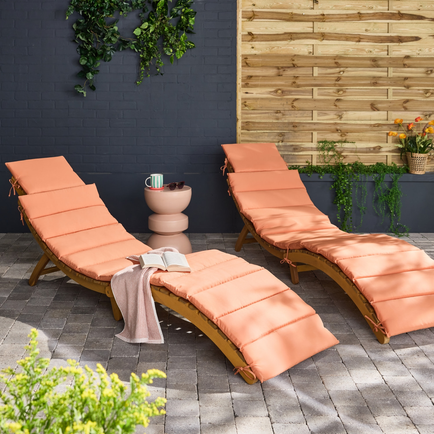 Lot de 2 bains de soleil en bois d'acacia LAURE avec coussin terracotta en polyester. 184 x 55 x 63.5 cm