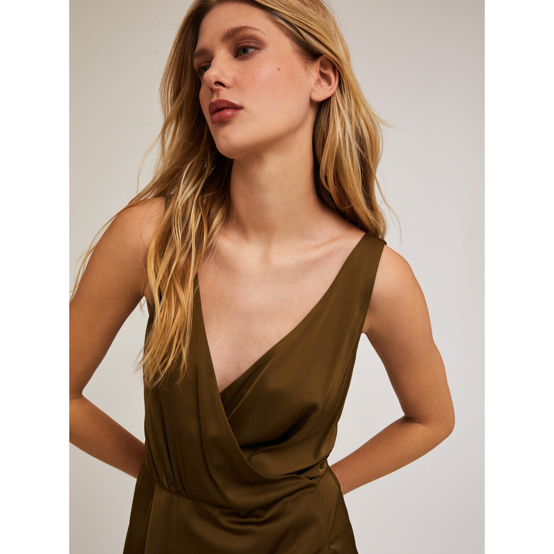 Motivi - Vestito corto satin con scollo ad incrocio - Verde militare