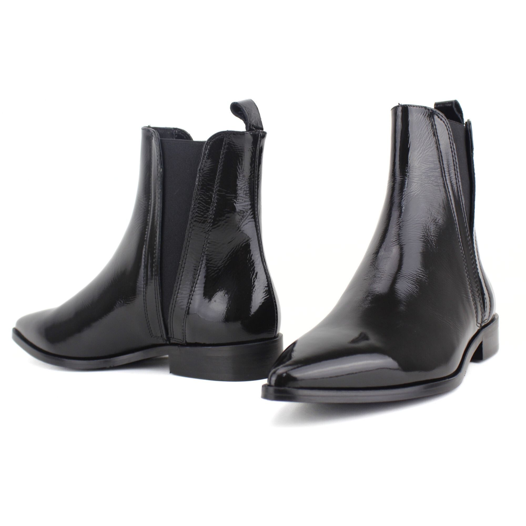 Botin de piel acharolada color negro con elásticos. Tacón 3 cm