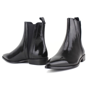 Botin de piel acharolada color negro con elásticos. Tacón 3 cm