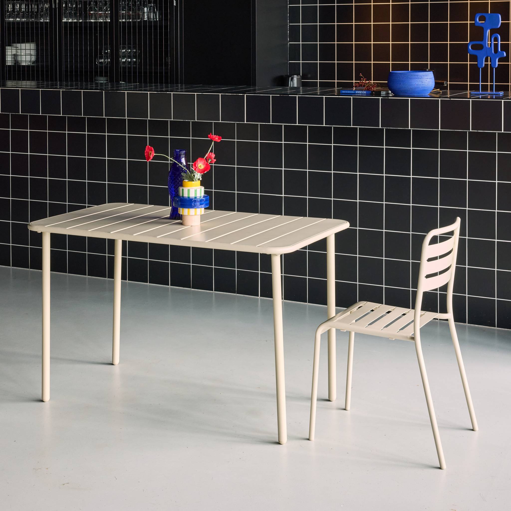 Table de jardin métal 4 places. beige. Amelia. 120x70cm. traitement antirouille. lattes et bords arrondis