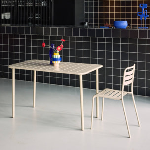 Table de jardin métal 4 places. beige. Amelia. 120x70cm. traitement antirouille. lattes et bords arrondis