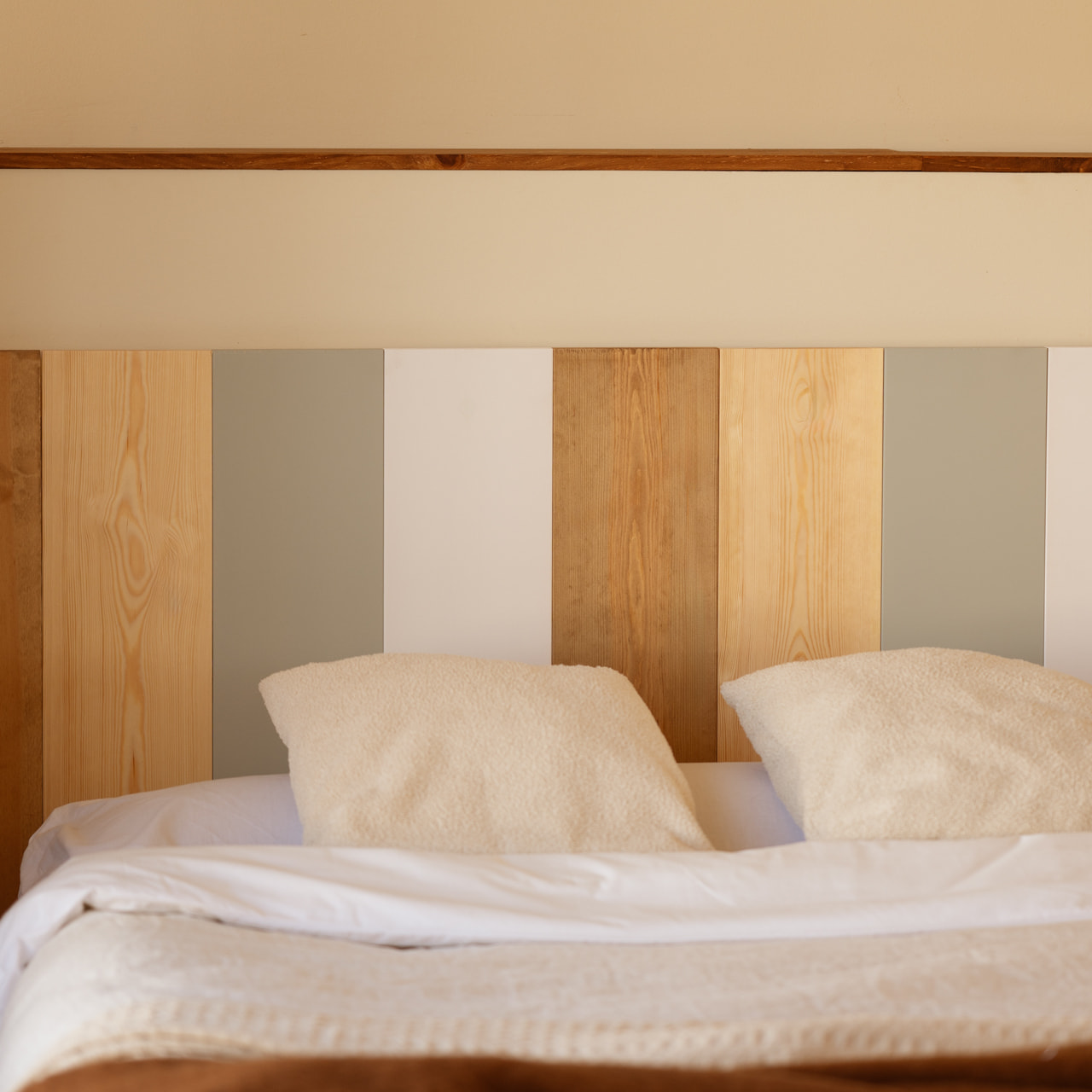 Cabecero de madera maciza combinado en diferentes tonos y de varias medidas