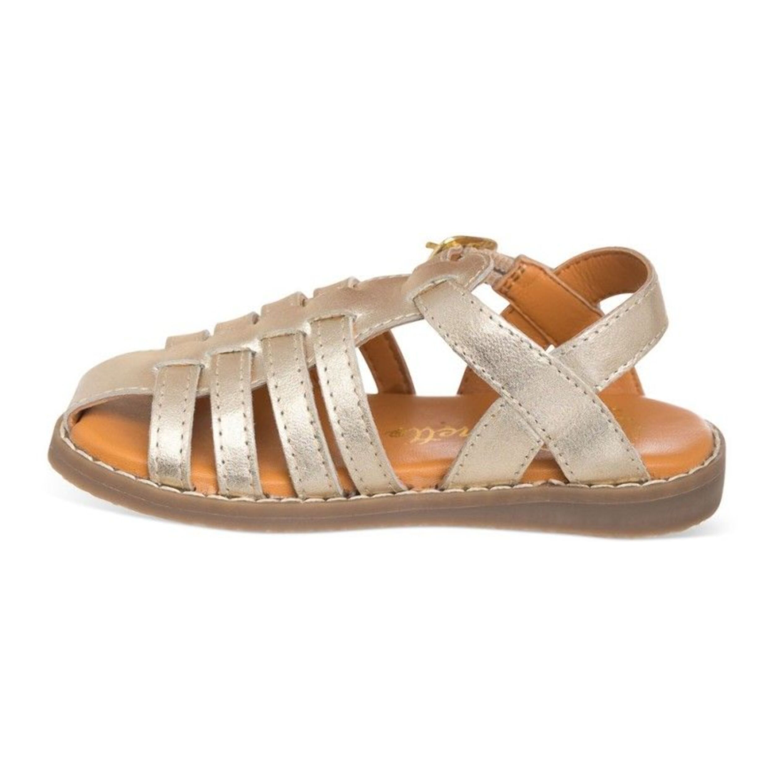 Sandalia cangrejera color blanca confeccionada en piel