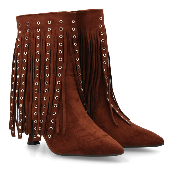 Botín de tacon flecos y tachuelas metálicas