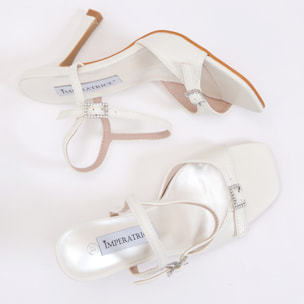 Sandali in simil pelle con tacco e dettaglio fibbia strass