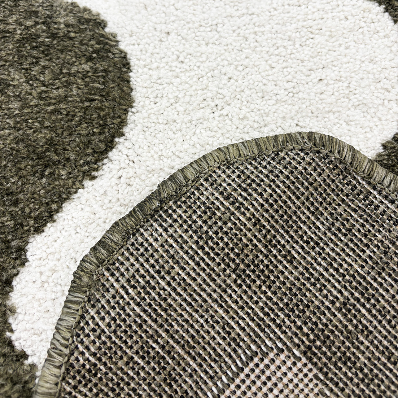 PANTONE - Tapis vert à bords festonnés TERRA DEL SOL