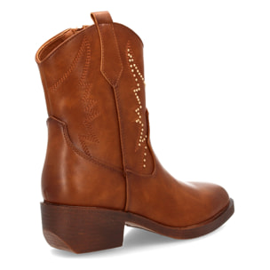Bota cowboy con diseño de tachuelas.