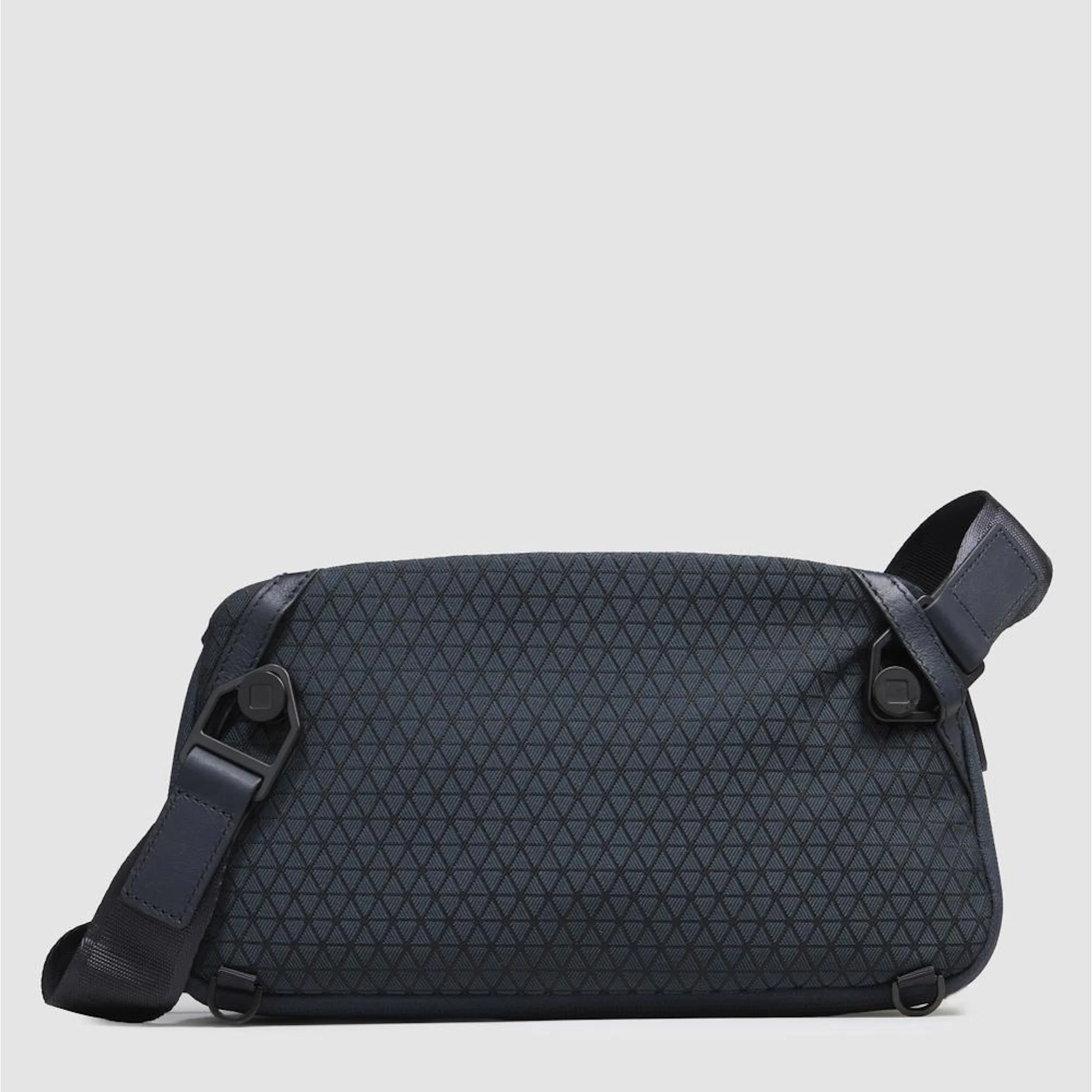 Piquadro Marsupio espandibile in tessuto riciclato con sistema di sicurezza antifurto e protezione RFID