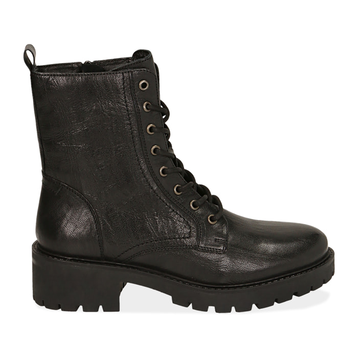 Botas militares de cuero negro.