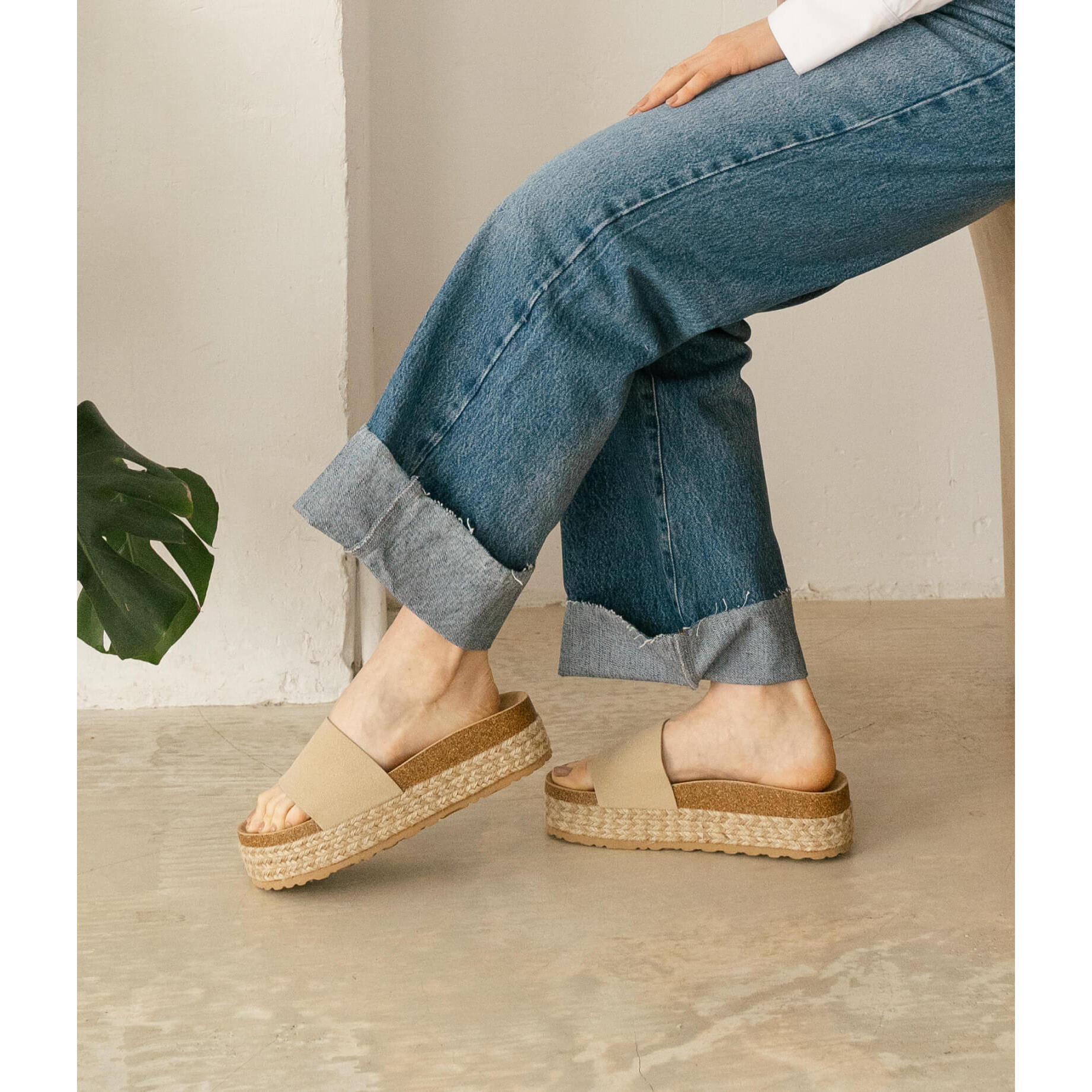 Sandalias de plataforma beige con suela de esparto bicolor