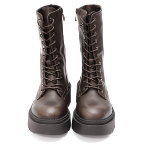 Anfibi in simil pelle con stringhe