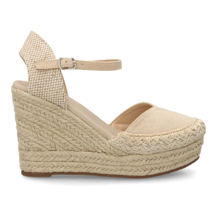 Alpargata de cuña alta de esparto con cierre de hebilla