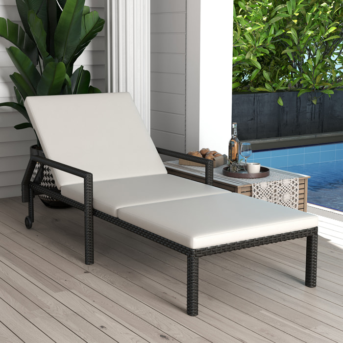 Tumbona de Ratán Chaise Longue de Jardín con Respaldo Ajustable en 5 Posiciones Cojín Acolchado y 2 Ruedas Carga 120 kg 73x200x48 cm Crema y Negro