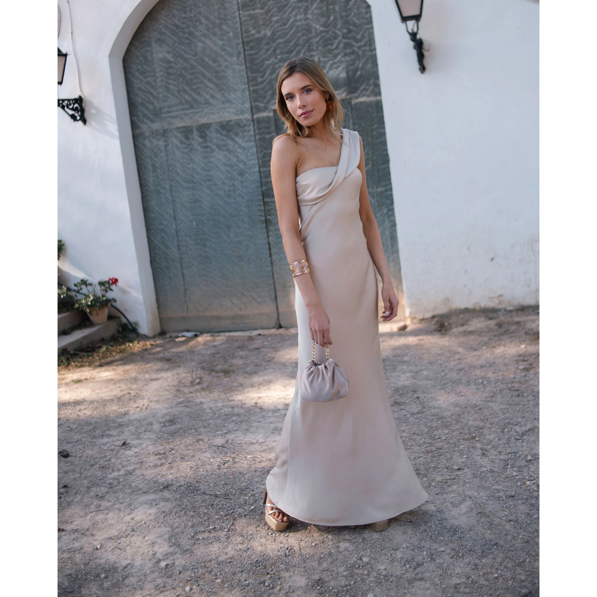 Vestido largo con escote asimétrico