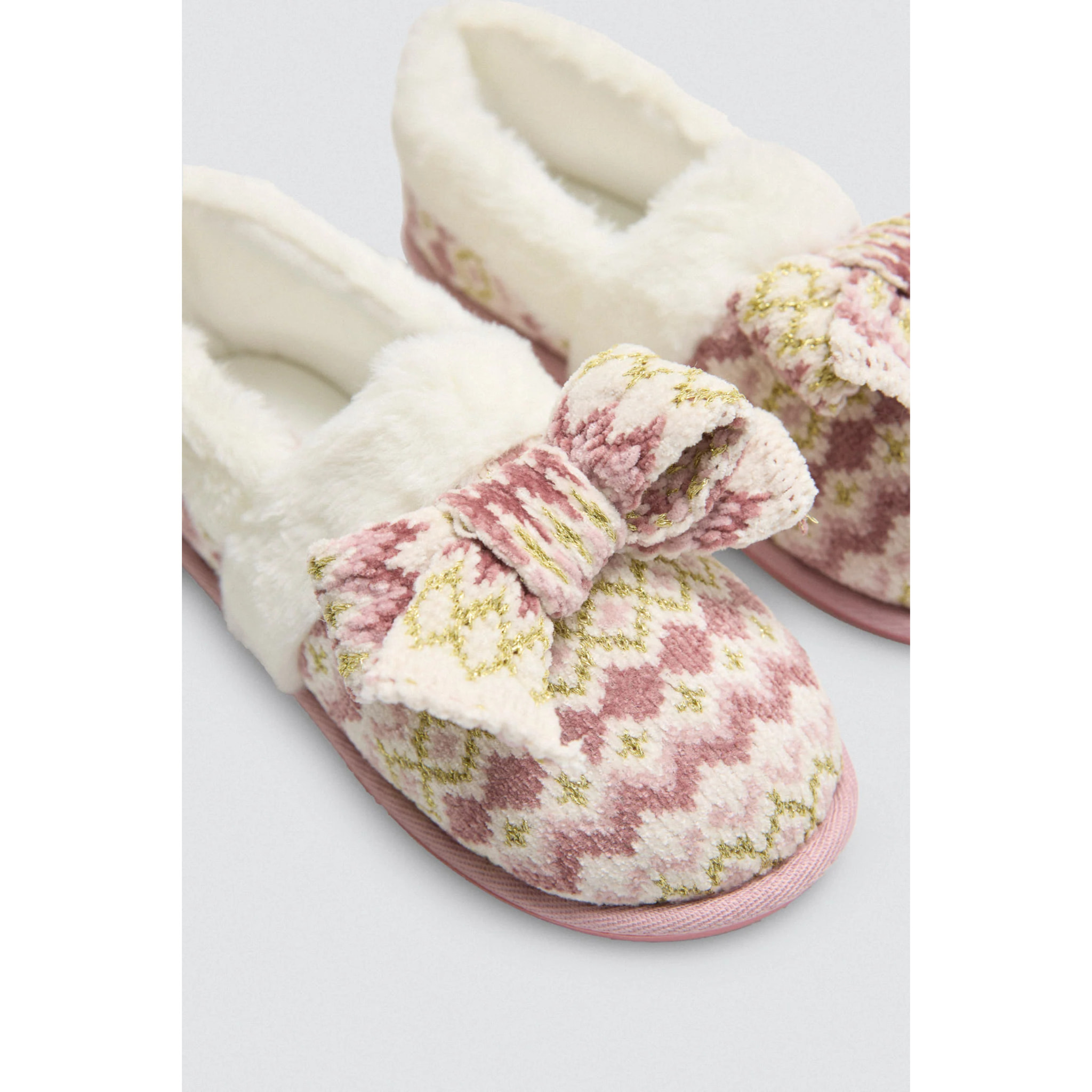 Ciabatte chiuse con dettaglio fiocco stampa etnica