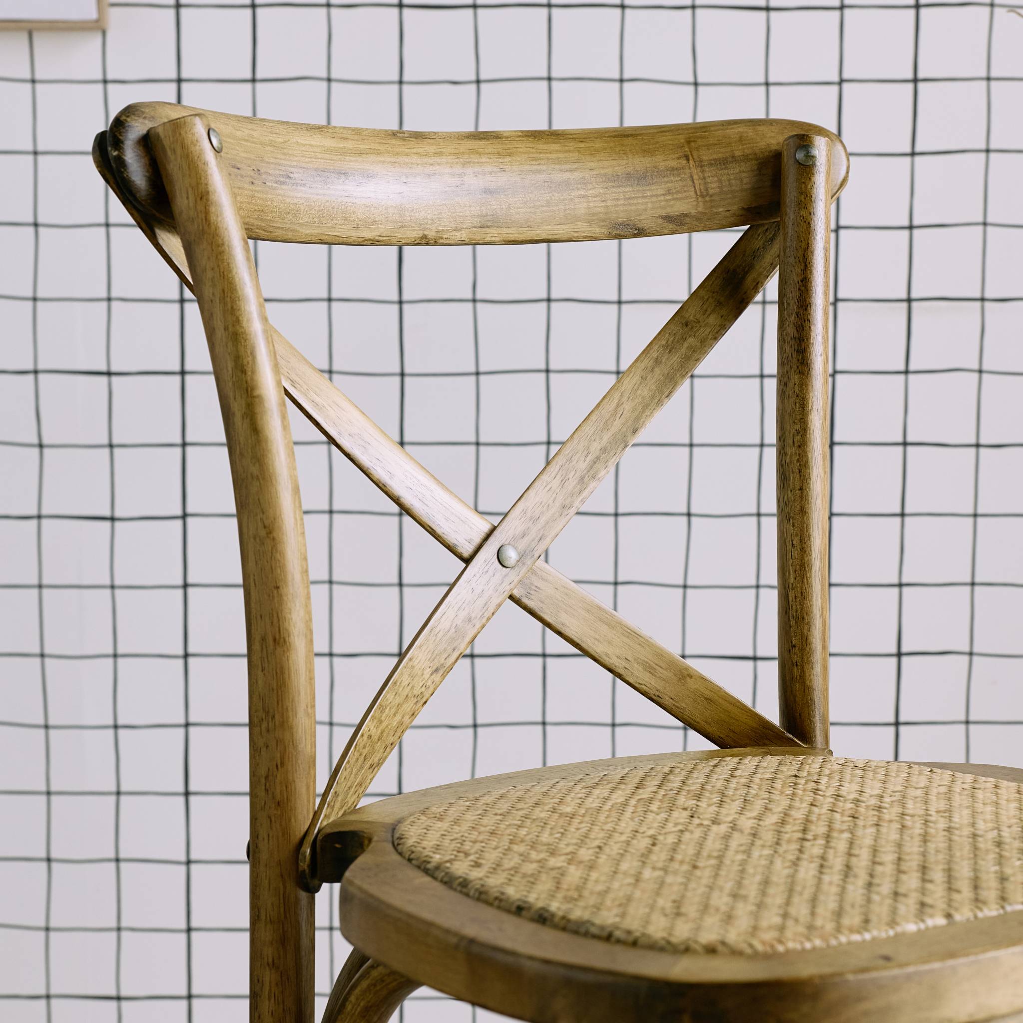 Tabouret de bar bistrot vintage en bois marron vieilli avec repose-pieds