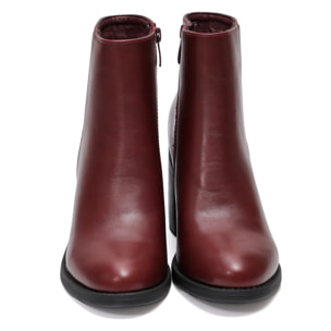 Stivaletto in simil pelle con tacco