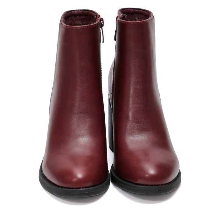 Stivaletto in simil pelle con tacco