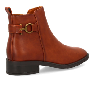 Botín clásico para mujer con detalle metálico.