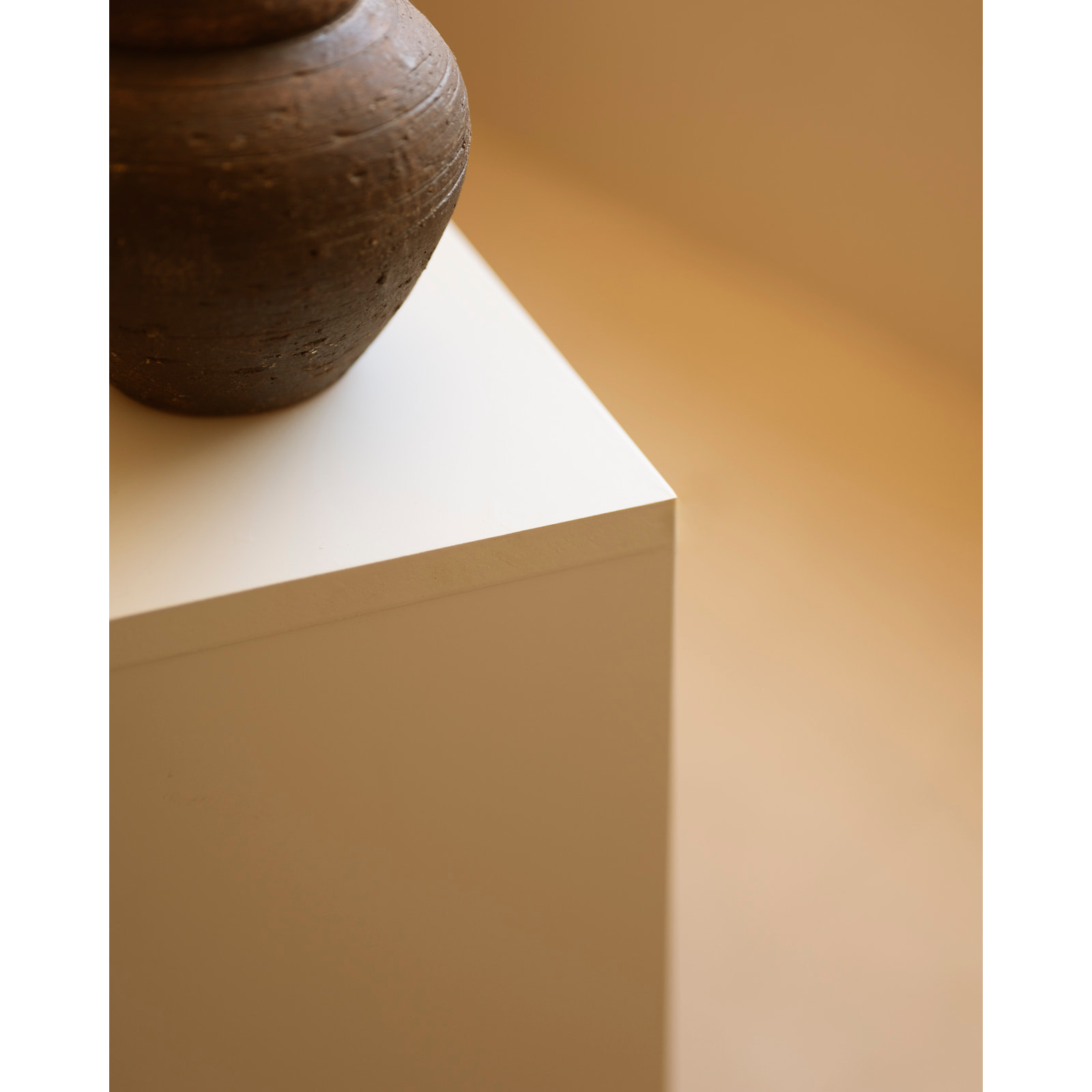 Estanteria de madera lacada en tono beige con 1 estante Alto: 74 Largo: 40 Ancho: 20