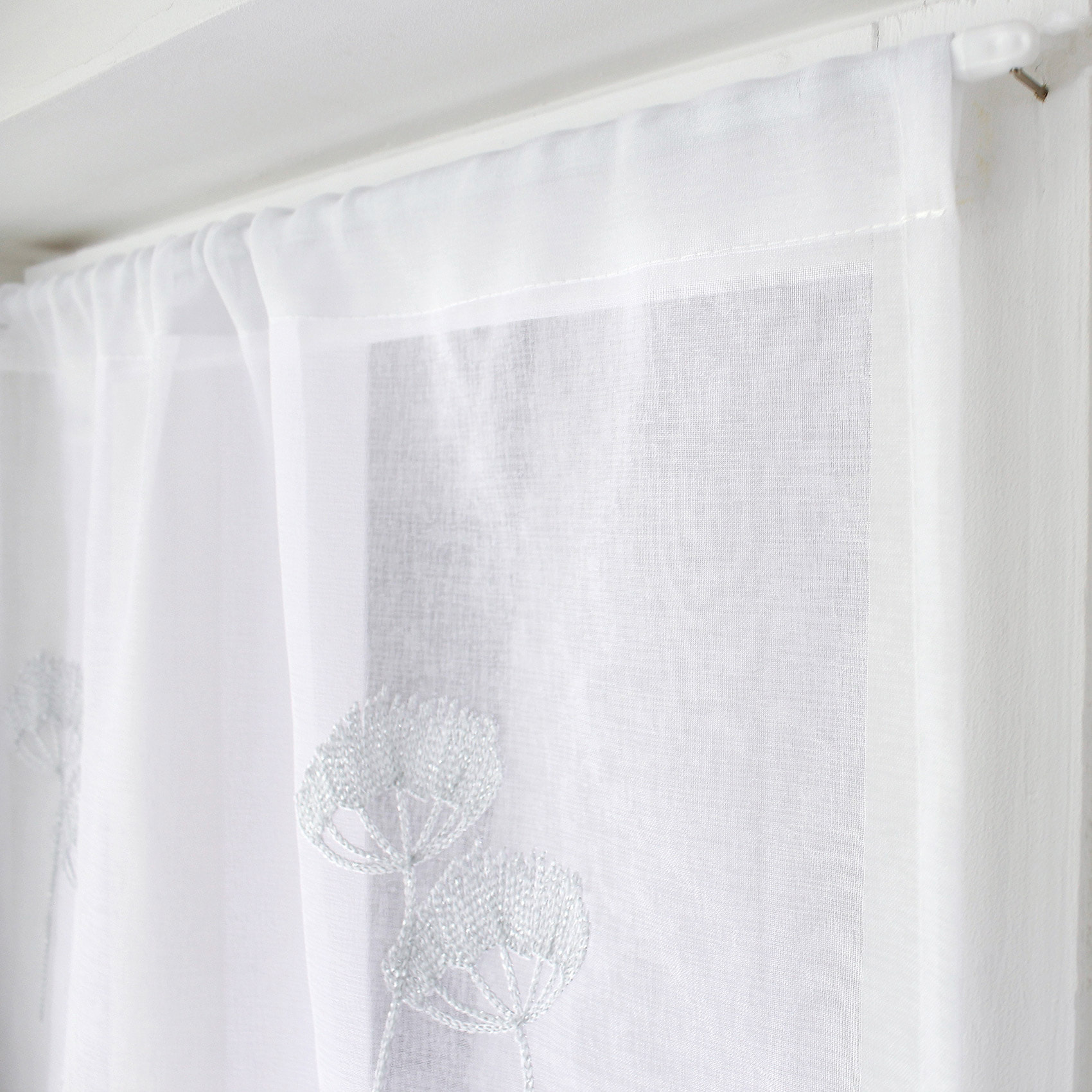 Paire de petits voilages brodés de fleurs - Blanc