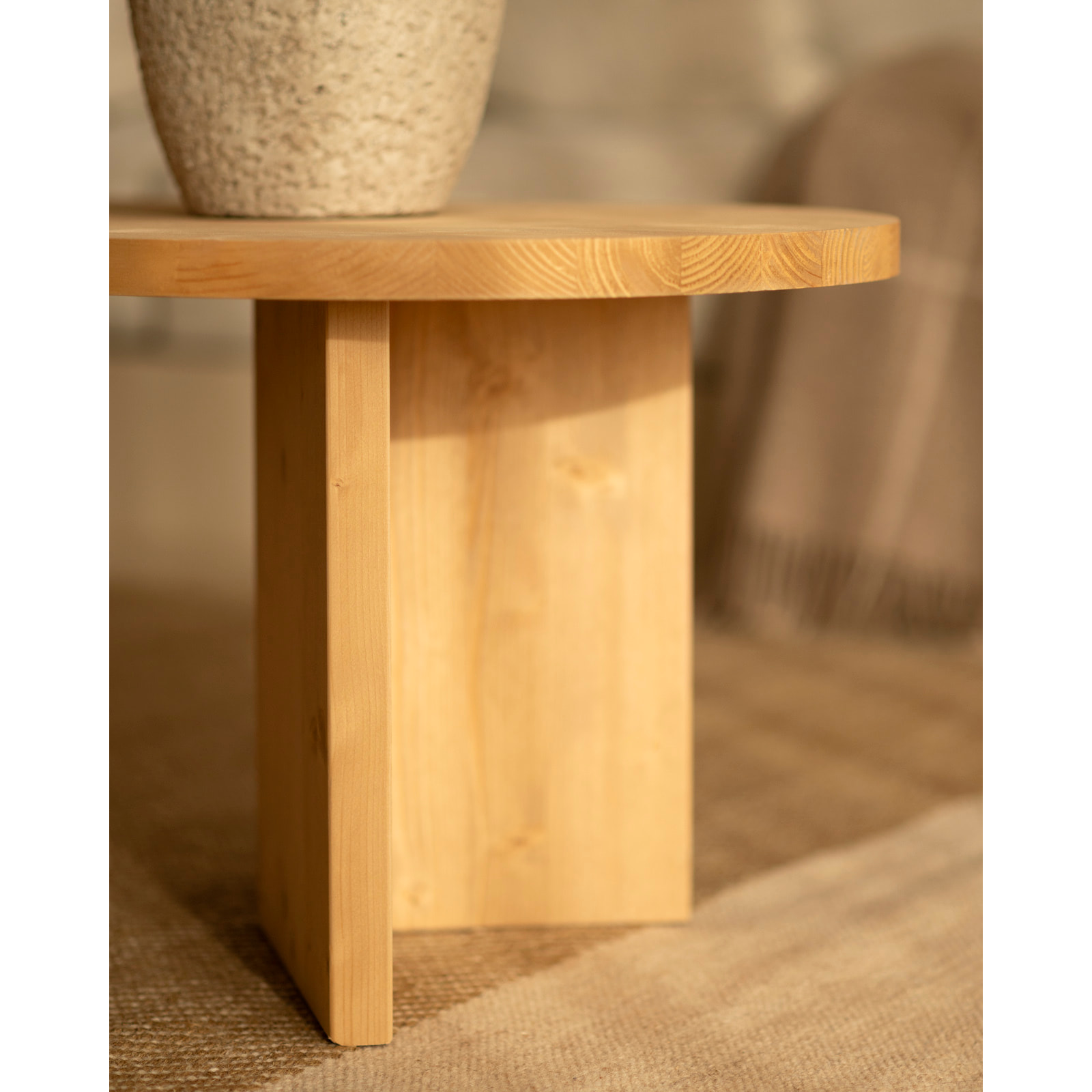 Mesa de centro de madera maciza en tono roble medio de 120cm Alto: 40 Largo: 120 Ancho: 50