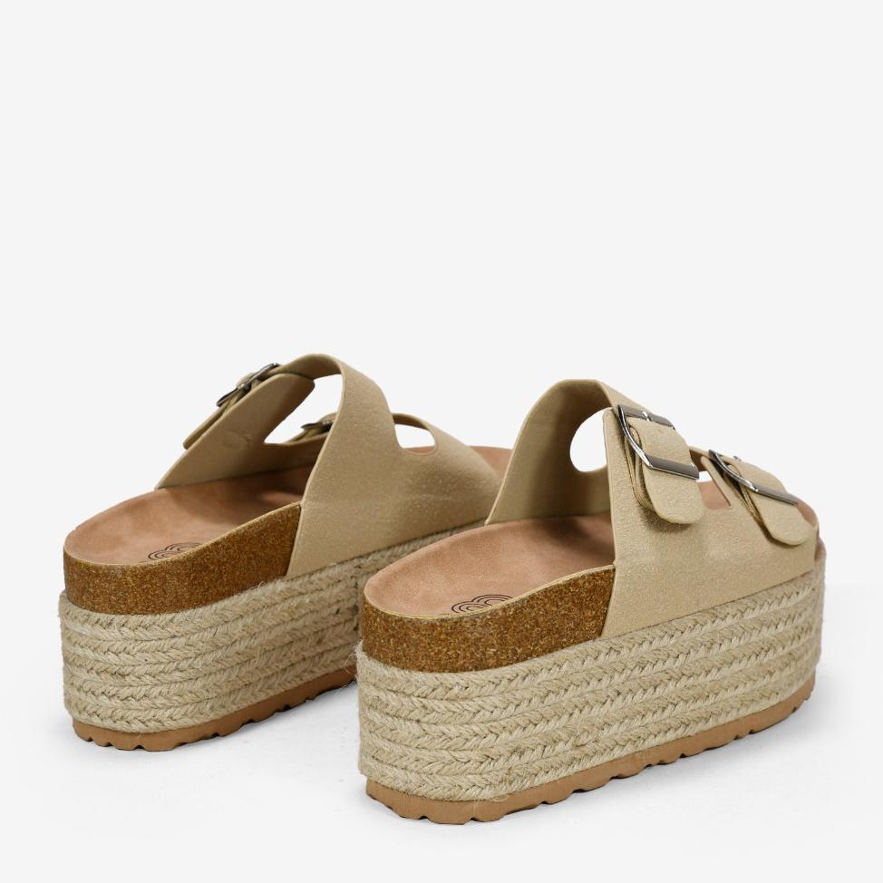 Sandalias beige con plataforma de esparto