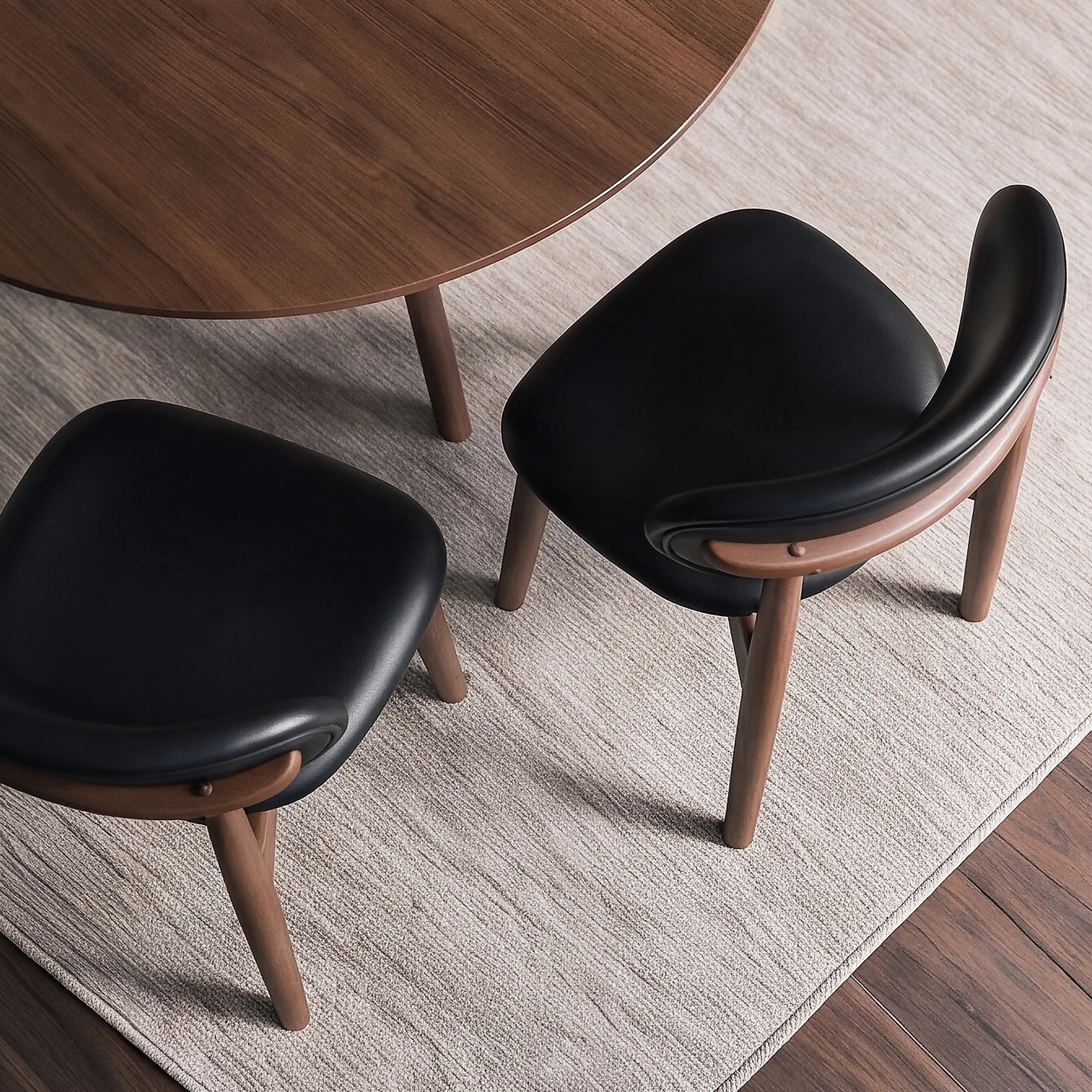 Lot de 2 chaises en cuir synthétique noir et bois d'hévéa foncé - Yuna