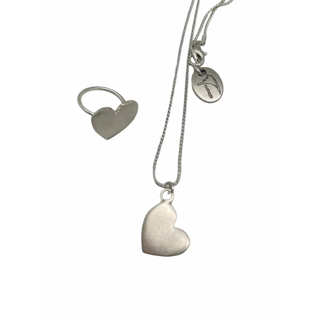 Conjunto colgante y anillo de corazón en latón y zamak chapado en plata de ley. 40cm T-14