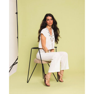 Pantalón acampanado con detalles metálicos