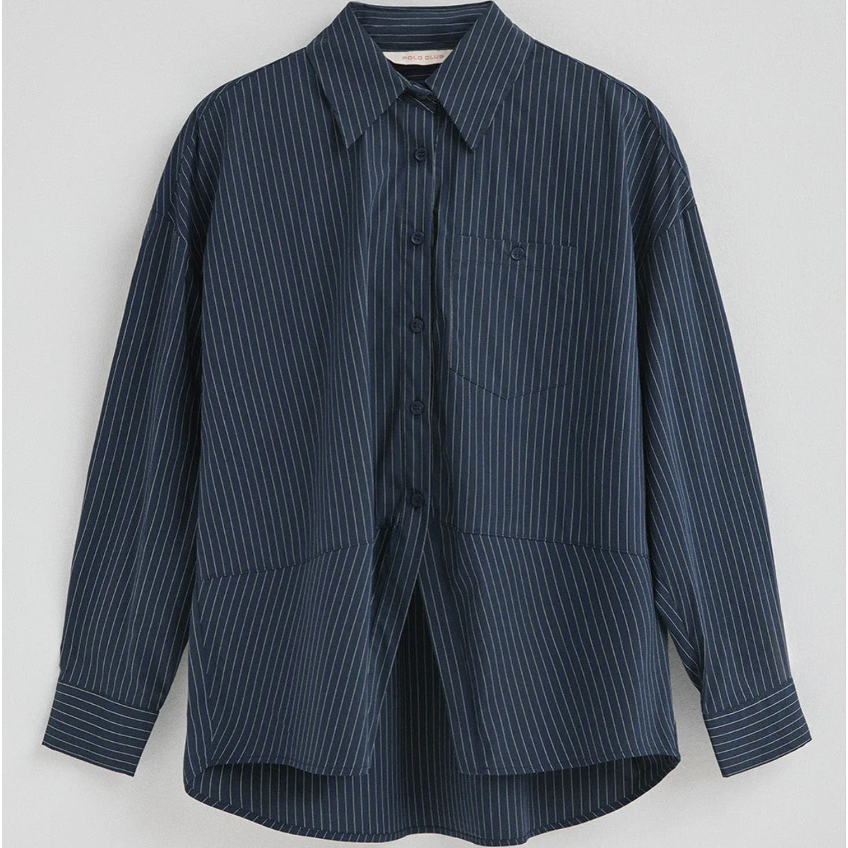 Camisa azul marino de corte relajado y cuello clasico