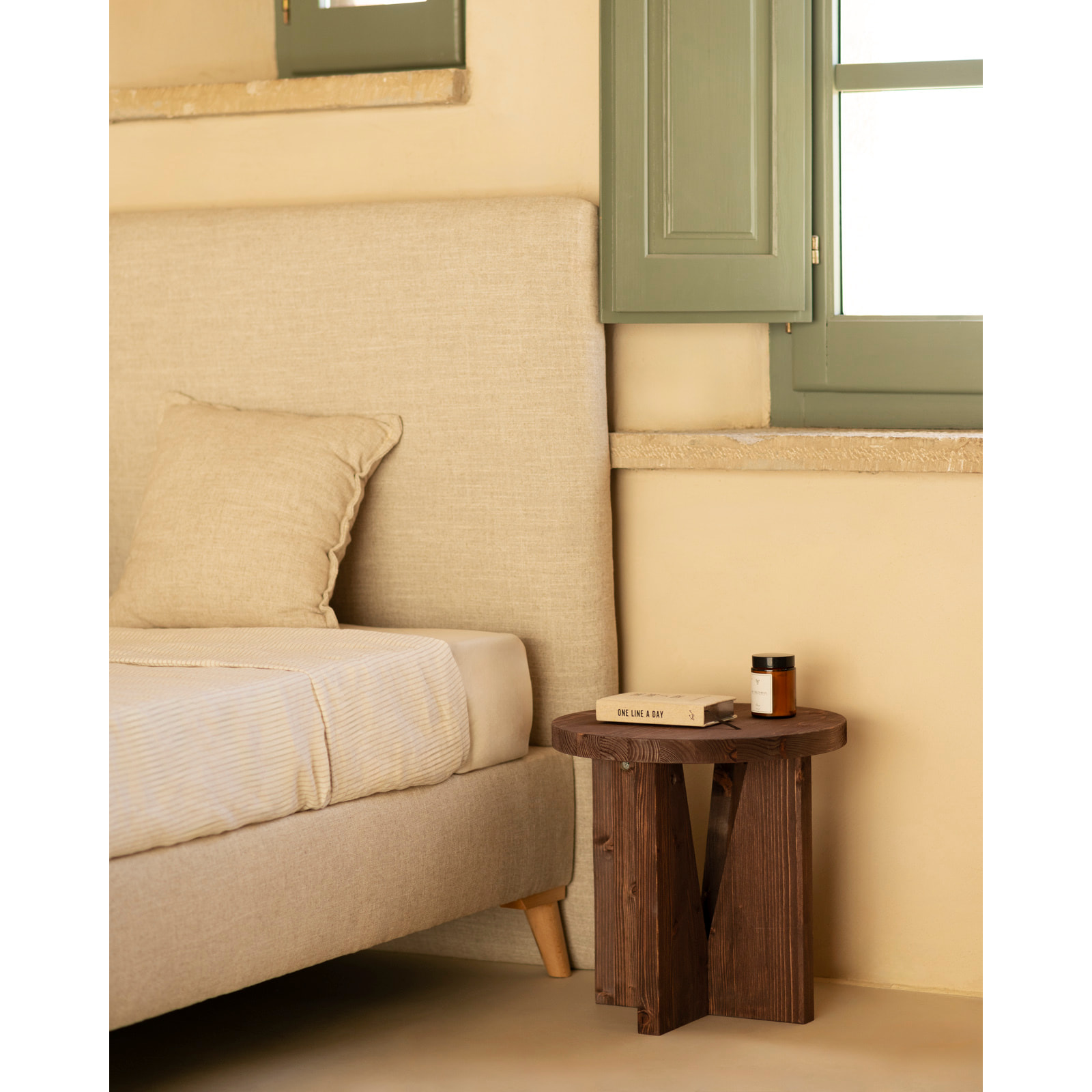 Mesita de noche de madera maciza en tono nogal de 40x40cm Alto: 40 Largo: 40 Ancho: 40