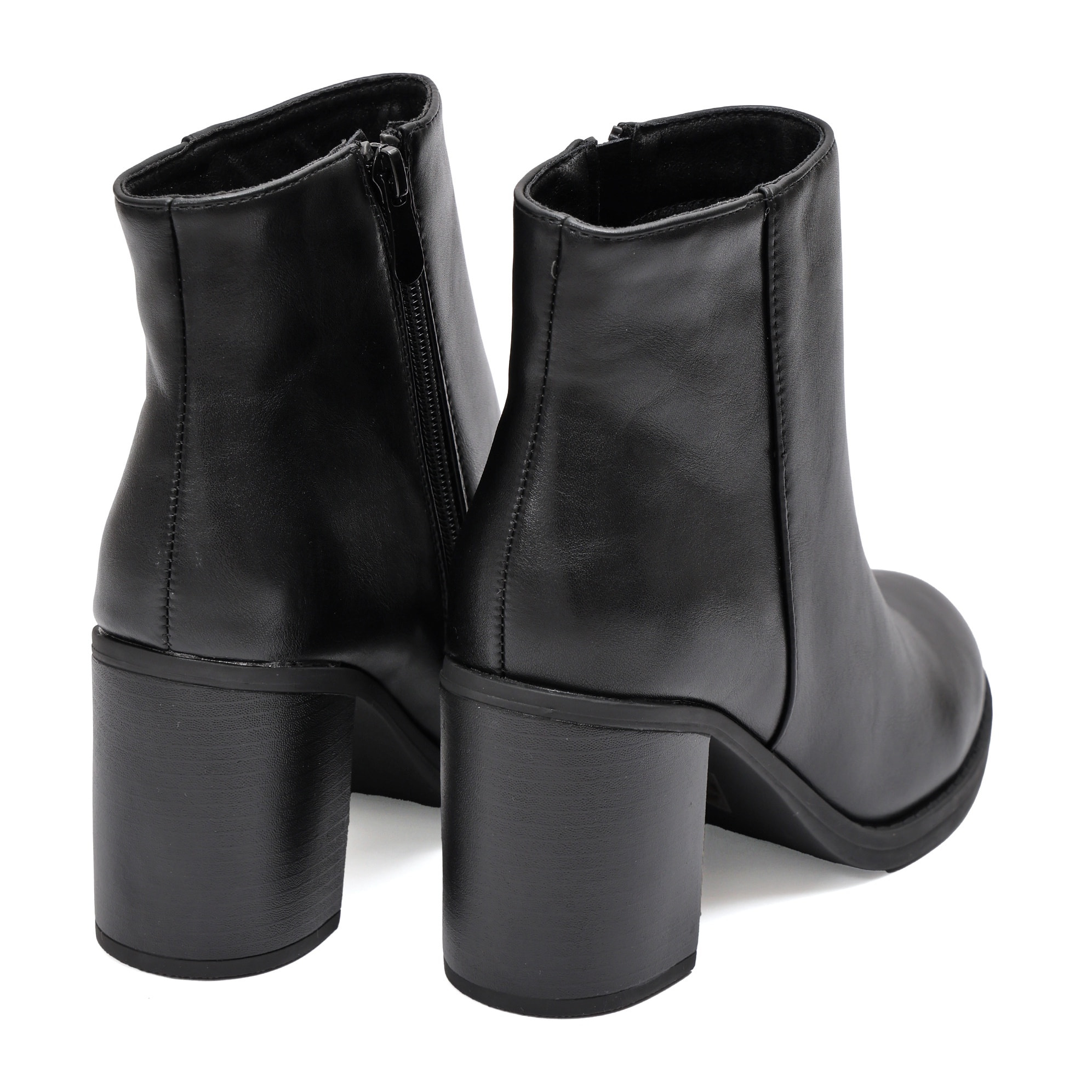 Stivaletto in simil pelle con tacco