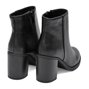 Stivaletto in simil pelle con tacco