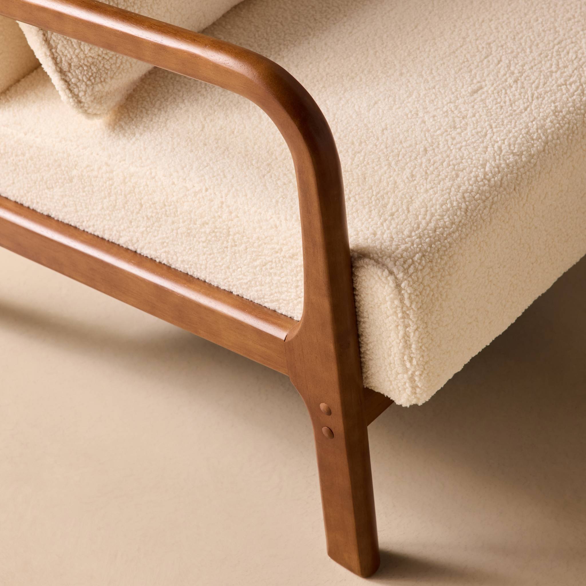 Fauteuil scandinave bois d'hévéa teinté noyer clair et bouclette LORENS