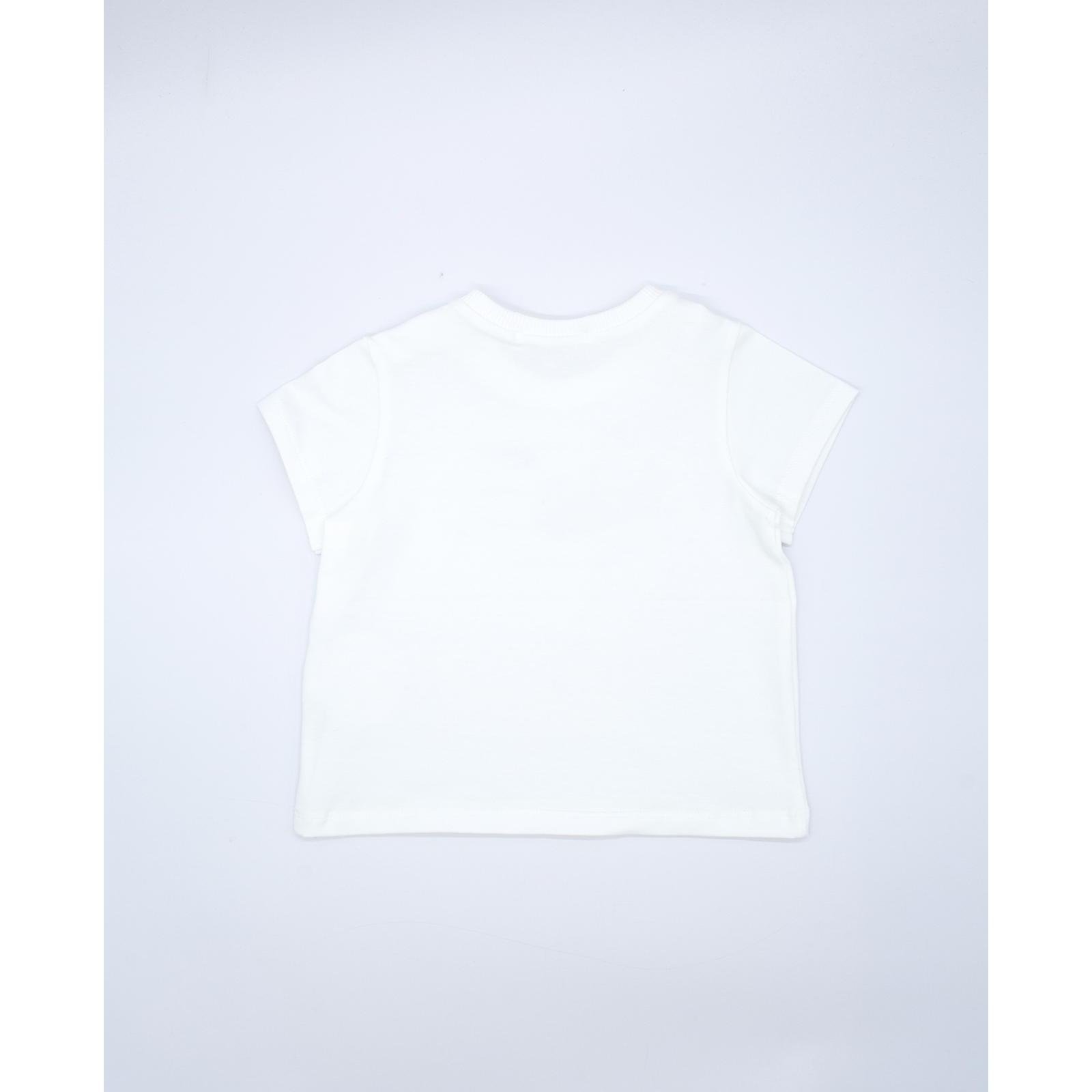 Camiseta con dibujo de pez bordado flor azul.