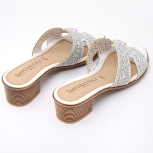 Sandali in simil pelle con applicazioni di strass e sottopiede comodissimo in memory