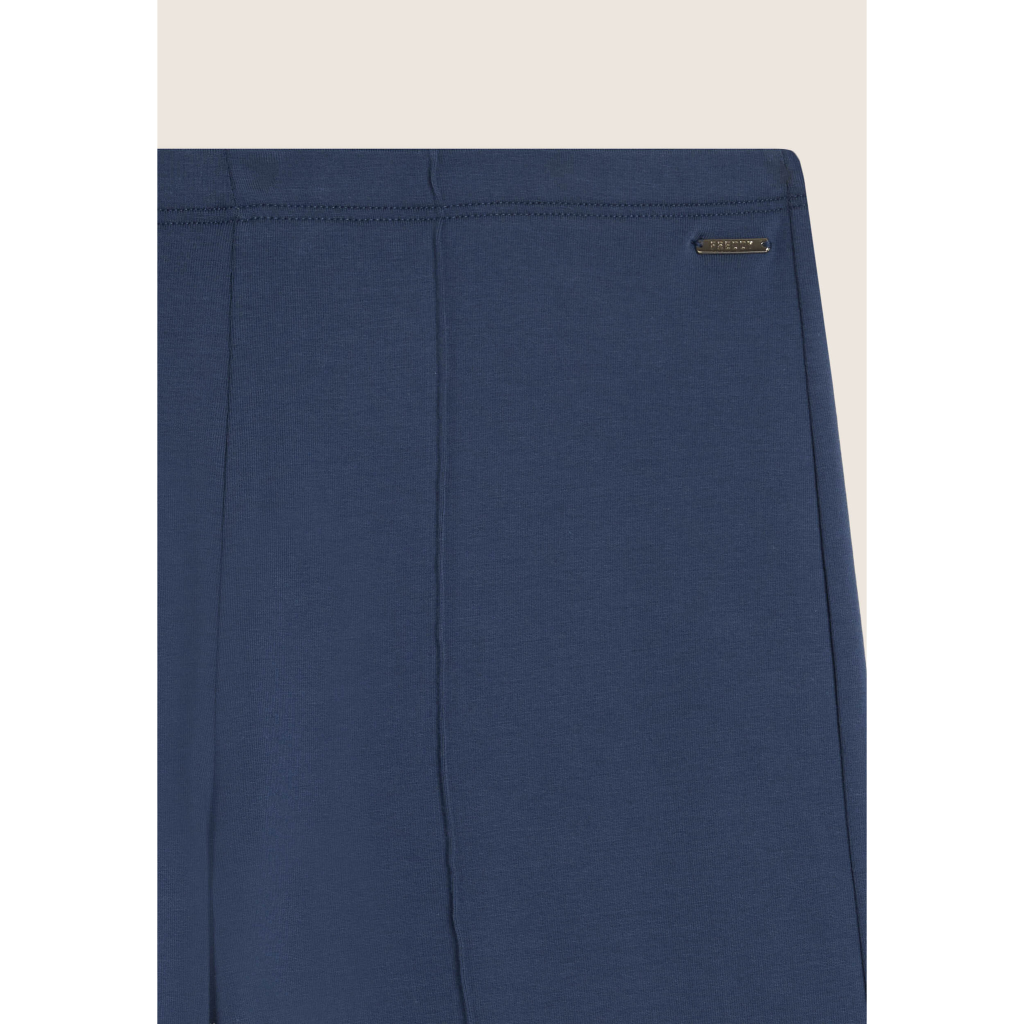 Pantaloni slim con gamba ampia e dettaglio piping