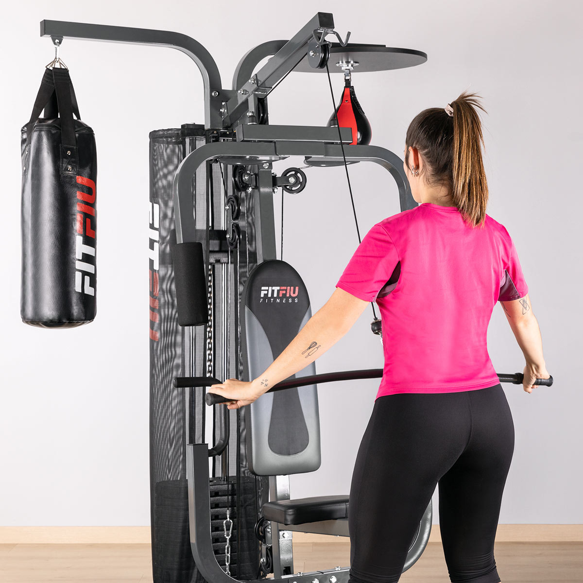 Máquina fitness multiestación FITFIU con pesas, saco y bola de boxeo