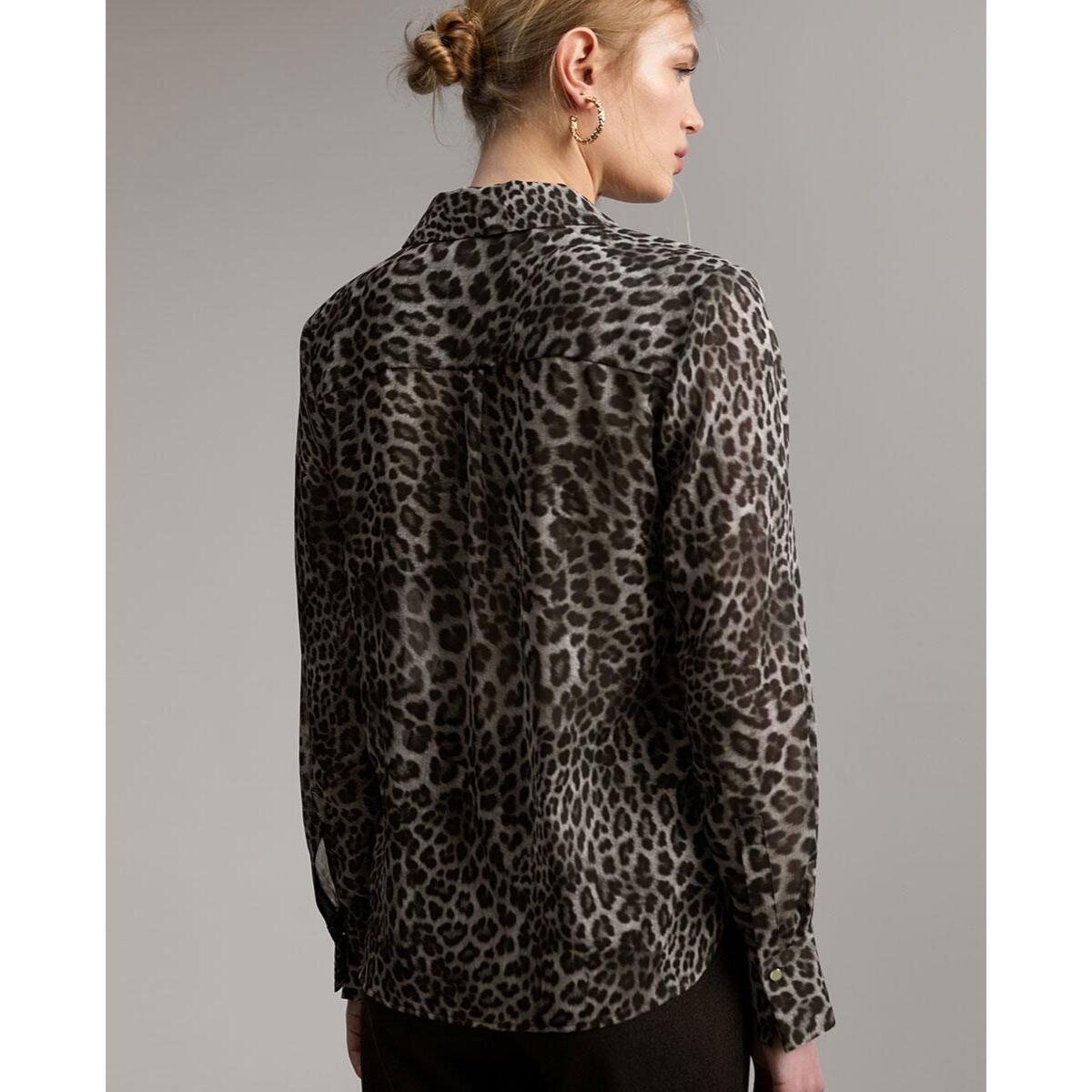 Camicia semitrasparente con stampa animalier e dettagli a contrasto