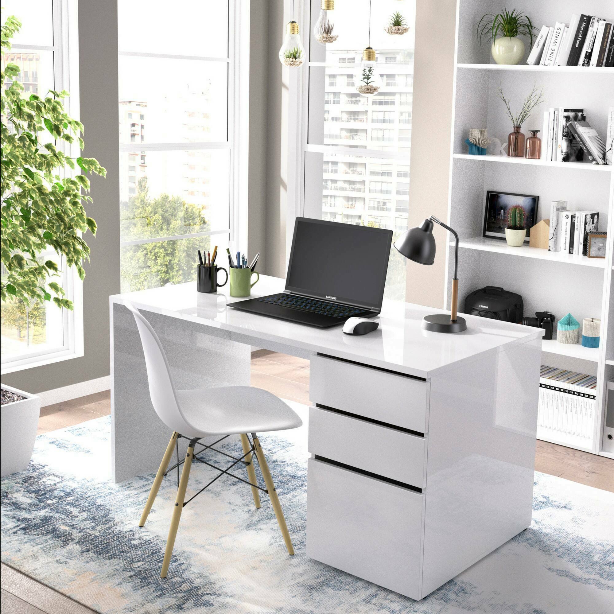 Scrivania Ardina, Scrittoio multiuso da ufficio o cameretta, Tavolo da studio lineare con 2 cassetti e 1 anta, 139x60h75 cm, Bianco lucido