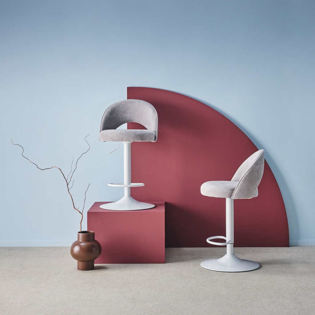 Lot de deux tabourets de bar ajustables métal et tissu gris clair. pied blanc - L 49 x P 49 x H 88.5-110cm - Abby