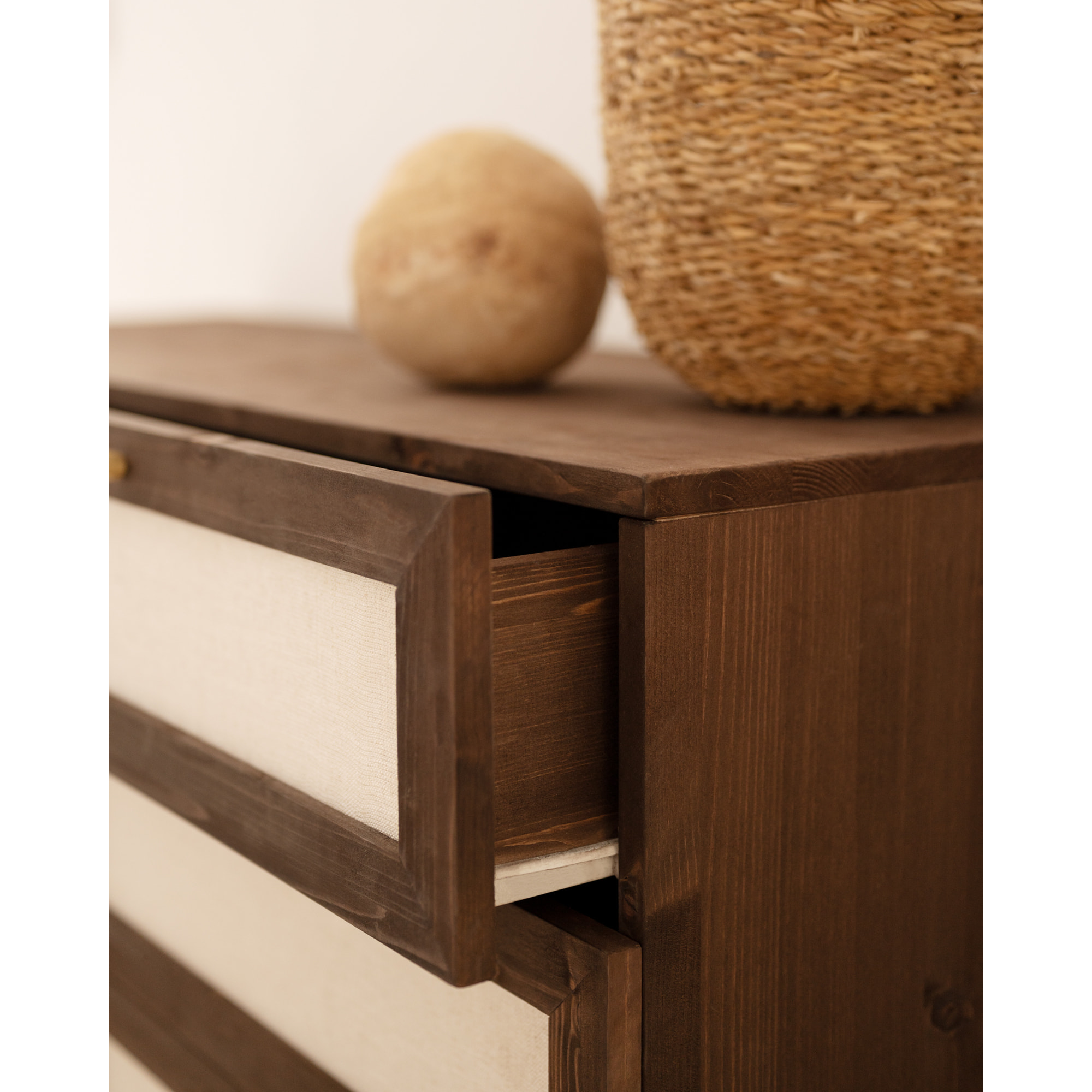 Commode en bois massif et lin avec six tiroirs en noyer de 76x120cm Hauteur: 76 Longueur: 120 Largeur: 42