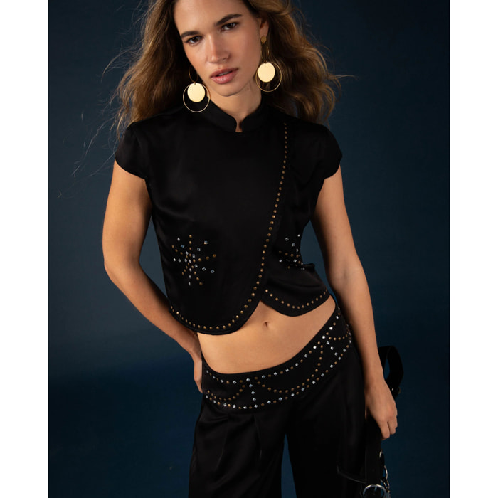 Top de satén con apliques de mujer
