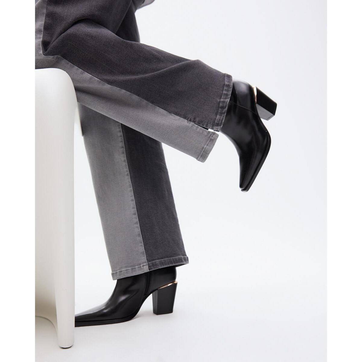 Stivaletto Cowboy con Tacco e Dettagli Metallici