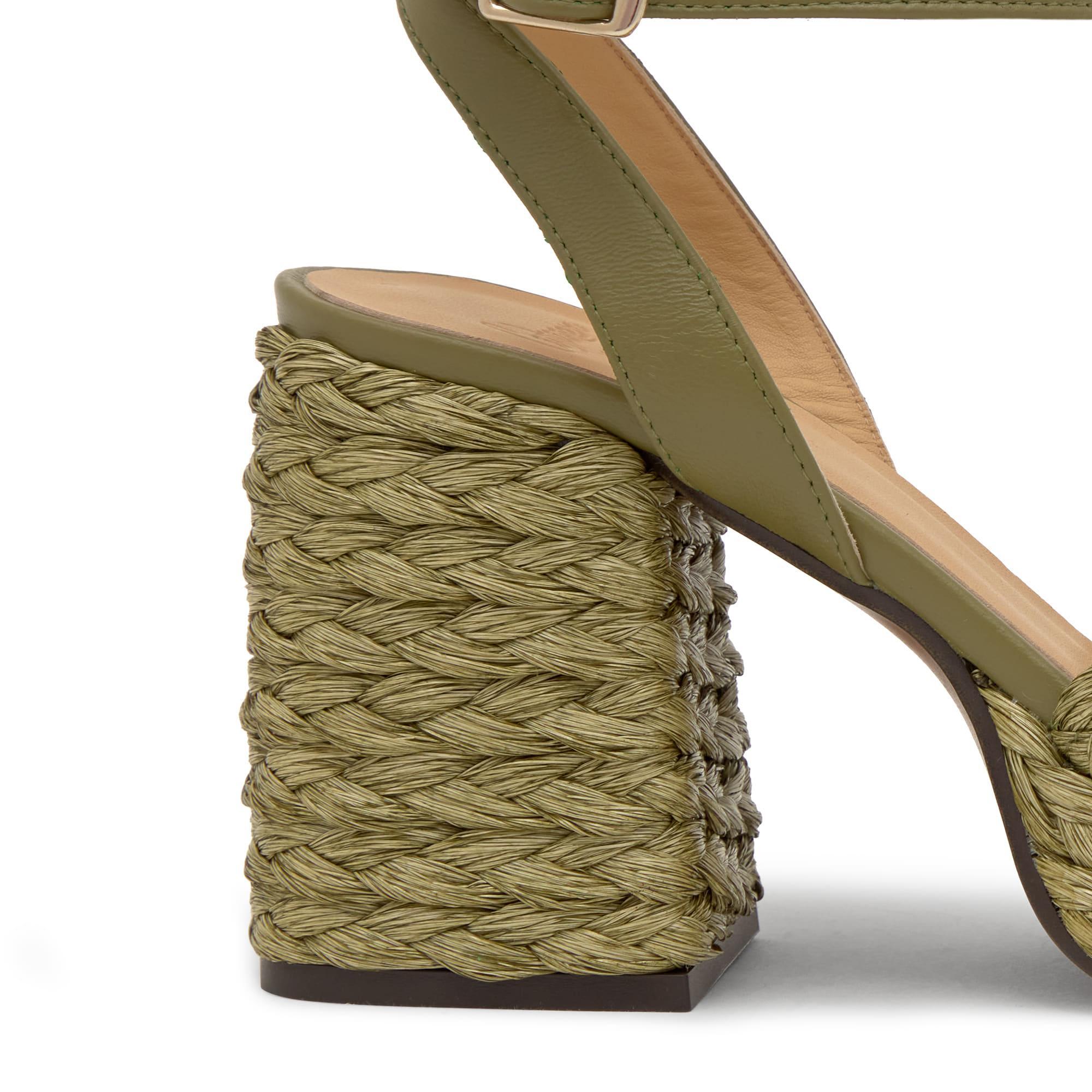 Sandalia de tacón Valeriette en rafia natural con cierre de pulsera