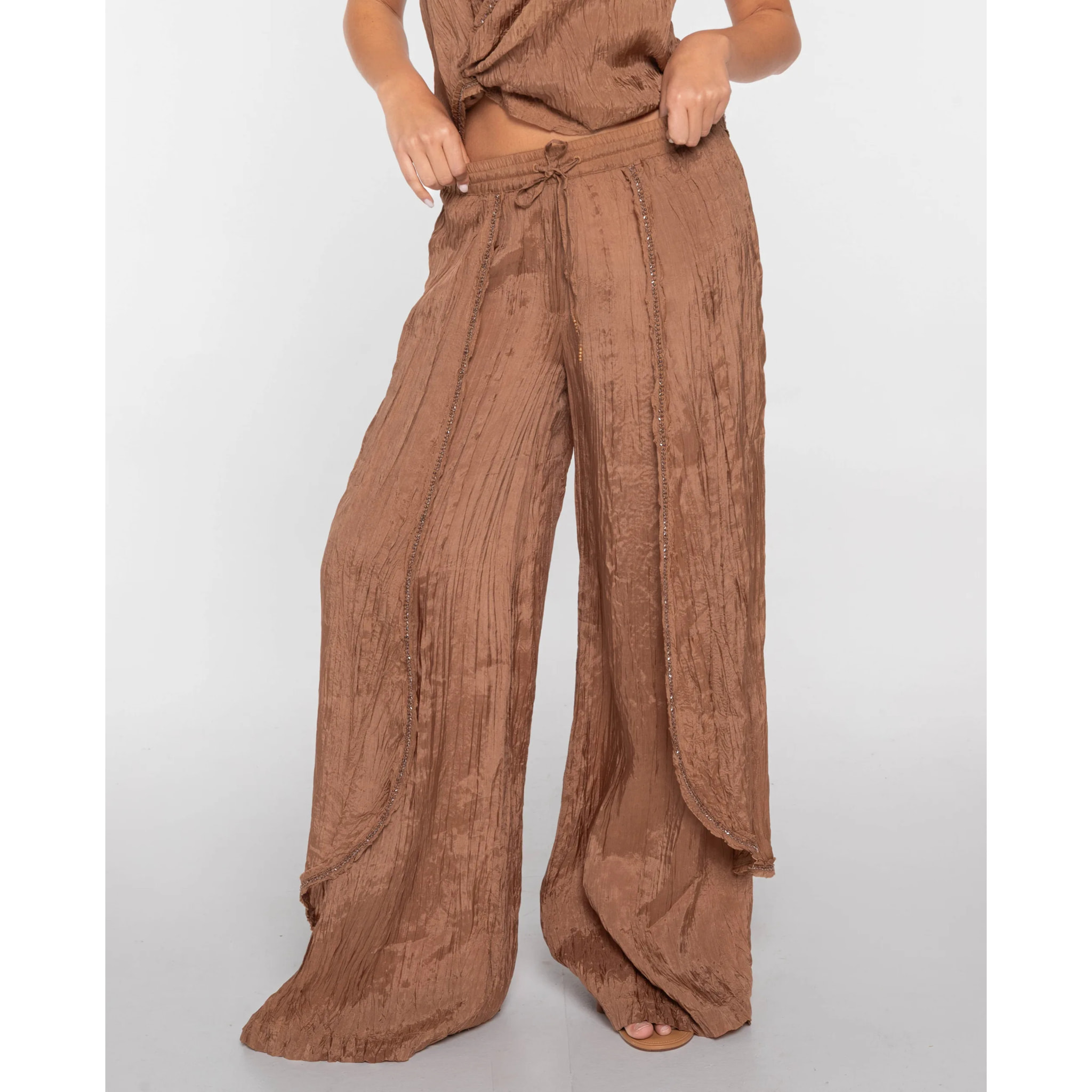 Pantalón ancho de mujer fluido con capas y abalorios
